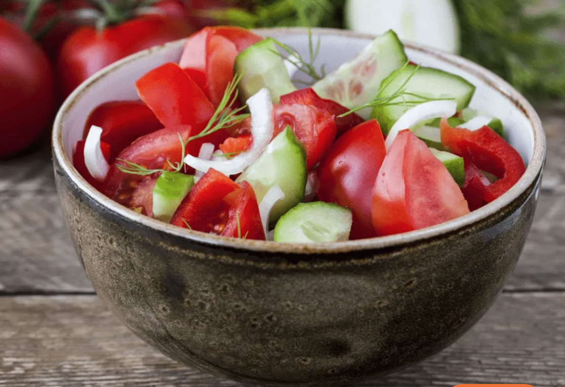 Ensalada de tomate y pepino con guiso de calamares y verduras.